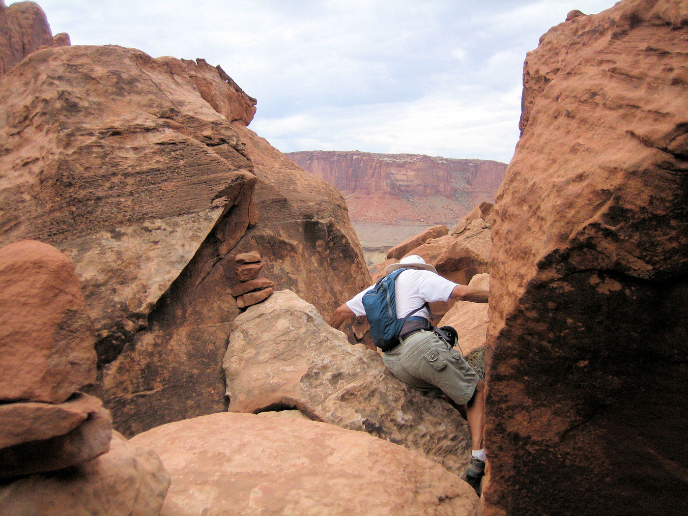 syncline loop trail canyonlands